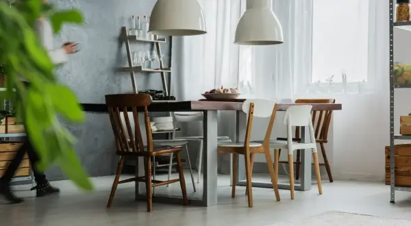 Disporre le sedie intorno al tavolo è facile con questo set misto di sedie in legno e bianche. Un'idea per come disporre le sedie intorno al tavolo.
