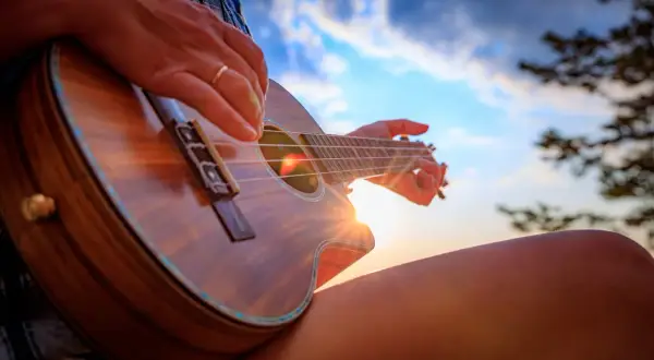 Słońce zachodzi, a Ty uczysz się grać na ukulele. Piękne chwile i dźwięki.
