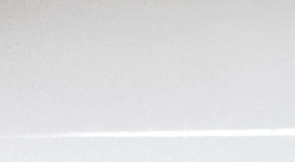 Superficie bianca glitterata per pareti, che riflette la luce creando un effetto scintillante.
