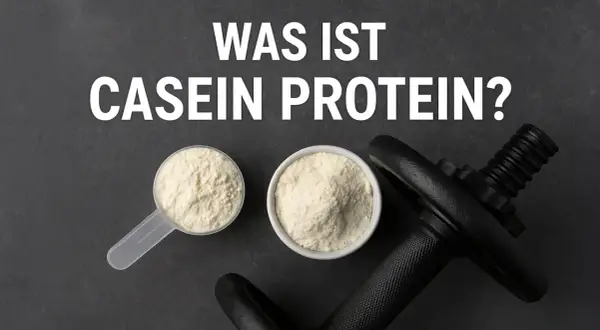 Was ist Casein Protein? Pulver in Löffel und Schale, daneben Hantel.