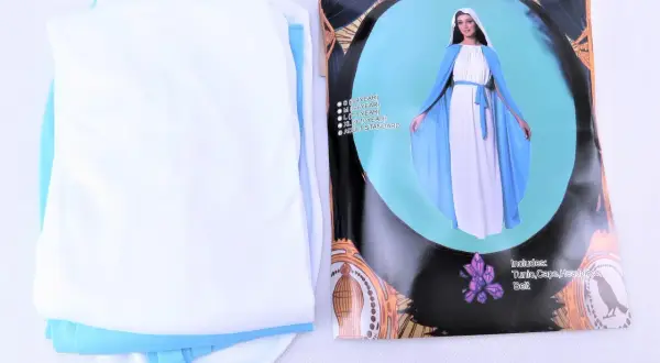 Złożony strój Maryi dla dorosłych w kolorach białym i błękitnym, obok opakowania z grafiką.