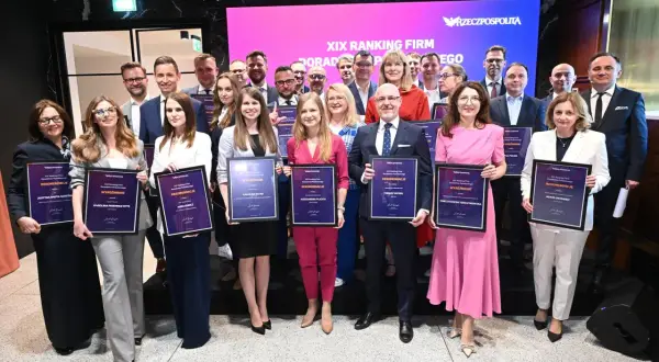 Grupa osób odbiera dyplomy na tle ekranu z napisem "XIX Ranking Firm Doradztwa Podatkowego".