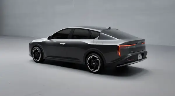 Nowoczesny kia sedan w kolorze grafitowym, z futurystycznymi światłami LED i aerodynamiczną sylwetką.