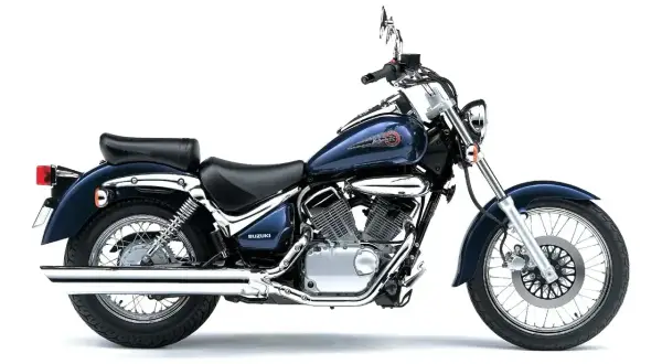 Suzuki Intruder w ciemnoniebieskim kolorze, z chromowanymi elementami, na białym tle.