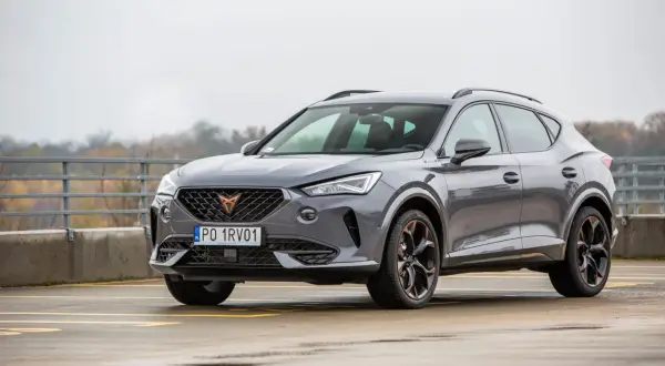 Szary Cupra Formentor na parkingu. Sprawdź jego wymiary i możliwości.