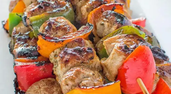 Szabli z kurczakiem i kolorowymi paprykami, grillowane.