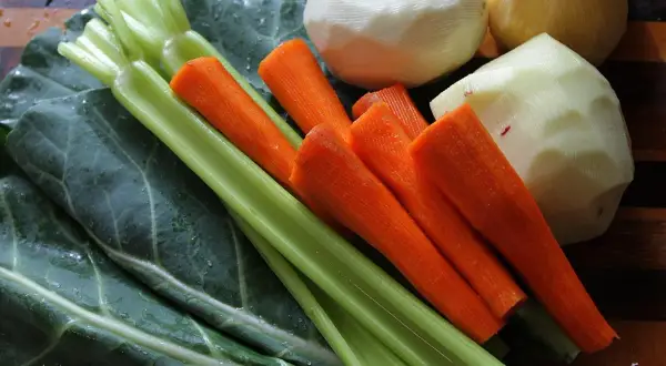 Ile kcal ma zupa jarzynowa z ziemniakami? Sprawdź kaloryczność!
