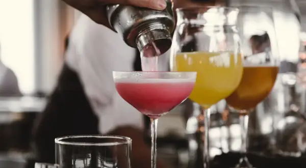 Ile zarabia barman w hotelu? Zaskakujące fakty o wynagrodzeniach