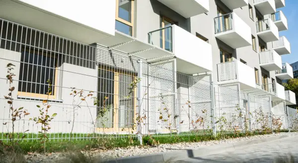 Najtańsze materiały na ogrodzenie – jak zaoszczędzić na zakupie