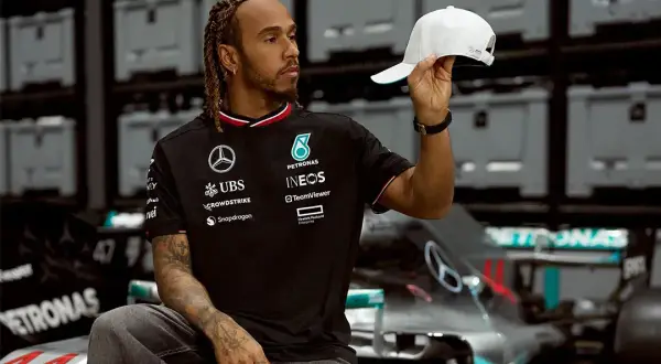 Oficjalny sklep Mercedes AMG F1 – odkryj unikalne akcesoria i odzież