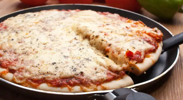 Jak zrobić pyszną pizzę na patelni w 15 minut bez piekarnika – prosty przepis