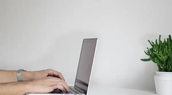 Co kryje się za błyszczącymi liczbami? Porównanie najpopularniejszych ofert promocyjnych online