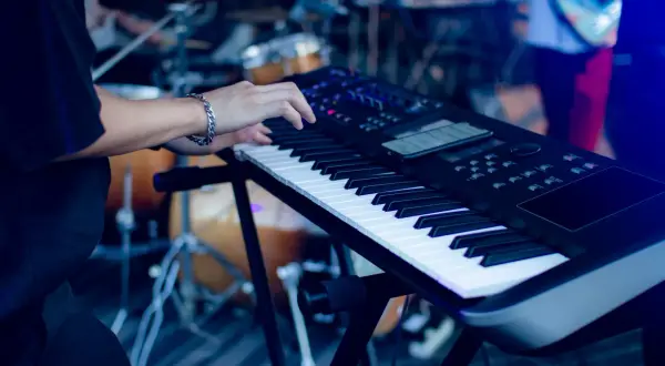 Klawiatura MIDI jako serce studia. Jak kontrolery, półważona akcja i pady wpływają na proces tworzenia muzyki?