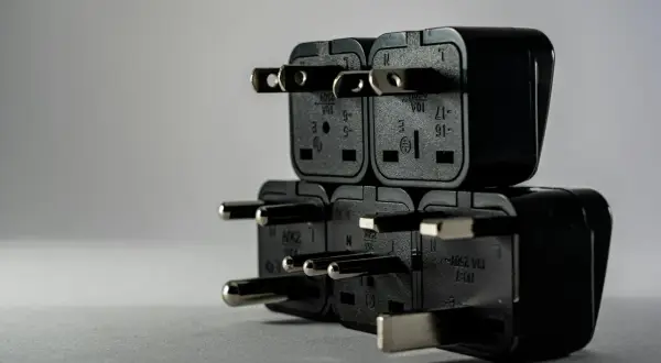 Stos wtyczek elektrycznych, symbolizujący brak jednej fazy w domu.