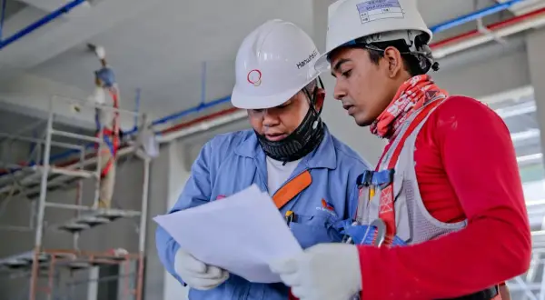 Elektryk solo: Kiedy możesz pracować bez asekuracji? Prawo i BHP