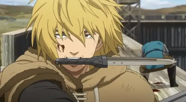 Thorfinn mit einem Messer im Mund, bereit für den Kampf. Ein blutiges Zeichen für die kommende Vinland Saga Staffel 3.