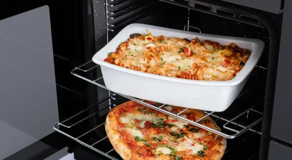 Ofen mit zwei Ebenen: oben Auflauf, unten Pizza. Perfekt für die Grillfunktion im Backofen.