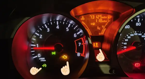Kontrolki Nissan Juke: obrotomierz, prędkościomierz, wskaźnik paliwa i temperatury. Świecą się kontrolki silnika i hamulca.
