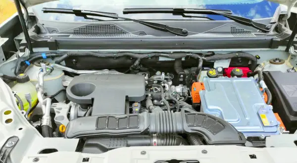 Vista detallada de los motores Dacia Duster, mostrando componentes eléctricos y mecánicos.