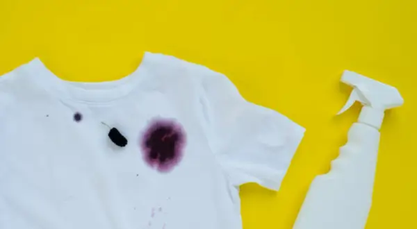 Jak usunąć plamę z atramentu? Szybki ratunek dla Twojej bluzy!
