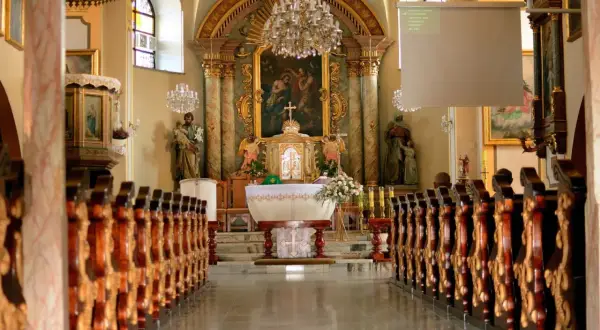 Wnętrze kościoła z ołtarzem i ławkami. Może tu być wyświetlany film o 5 przykazaniach kościelnych dla dzieci.