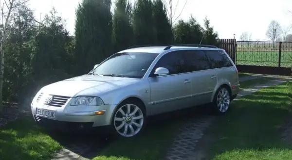 Srebrny Passat B5 kombi na podjeździe. Zwróć uwagę na felgi, ich rozstaw śrub jest kluczowy dla dopasowania.
