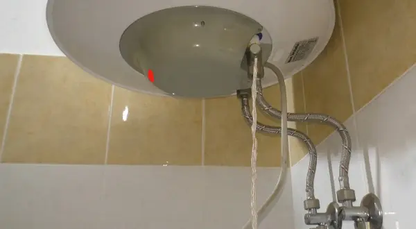 La valvola sicurezza scaldabagno perde acqua, gocciolando da un tubo.