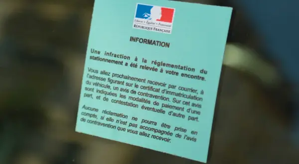 Avis d'infraction pour stationnement gênant, avec les informations sur le paiement et la contestation.