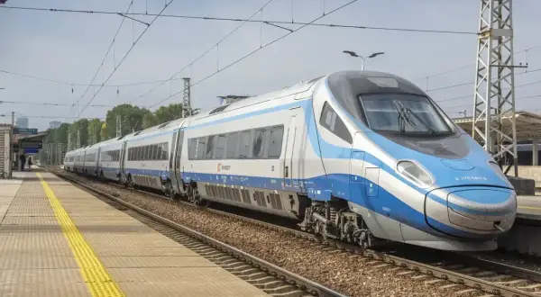 Nowoczesny pociąg Pendolino na torach. Planujesz podróż Kraków - Split? Sprawdź cenę biletu i zarezerwuj już dziś!