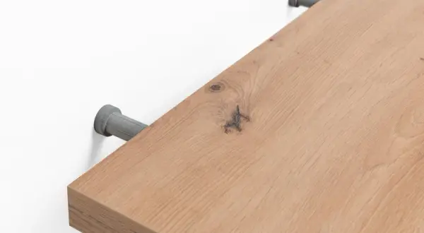 Étagère en bois fixée au mur avec des supports discrets, une solution astucieuse pour fixer une étagère sans équerre visible.