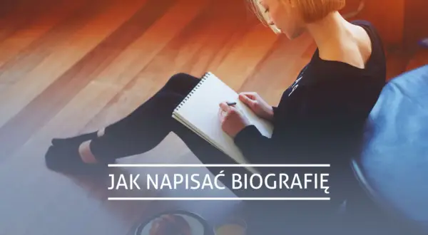 Młoda kobieta siedzi na podłodze i pisze w notatniku. Tekst na zdjęciu: "Jak napisać biografię".