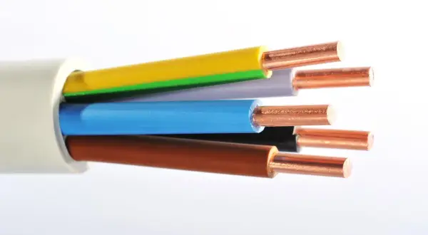 Câble électrique h07vu ou h07vr avec fils de cuivre dénudés de couleurs jaune, vert, bleu, marron et noir.
