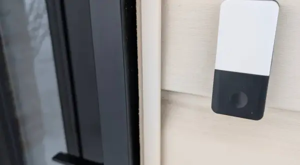 Sonnette sans fil et sans pile : le bouton génère de l'énergie par pression pour signaler une arrivée.