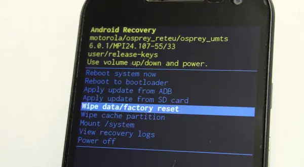 Ekran Android Recovery z opcją "Wipe data/factory reset" – to klucz do tego, jak zresetować telefon do ustawień fabrycznych.