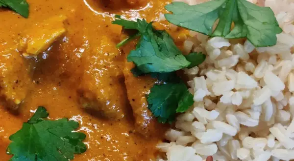 En krämig tikka masala med ris och färsk koriander. En härlig indisk rätt som värmer själen.