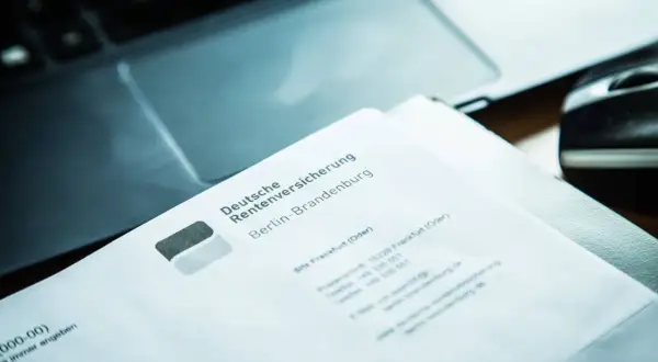 Brief der Deutschen Rentenversicherung Berlin-Brandenburg liegt auf einem Laptop. Hoffentlich bedeuten die Schreiben, dass die renten steigen.