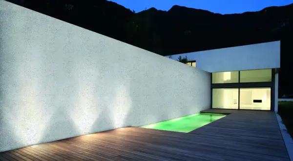 Modern villa con piscina e pareti in intonaco silossanico, che ne definisce il significato di resistenza e traspirabilità.