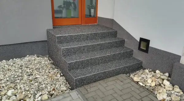 Kamienne schody z żywicy z otoczakami i kostką brukową.