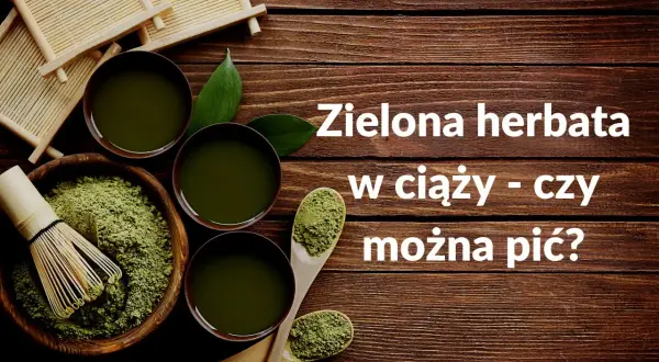 Zielona herbata w ciąży - czy można pić? Miseczka z zielonym proszkiem, bambusowa miotełka i filiżanki z napojem.