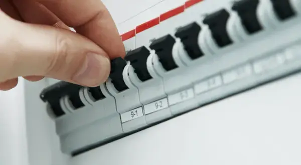 Jak sprawdzić bezpiecznik, aby uniknąć kosztownych napraw elektrycznych