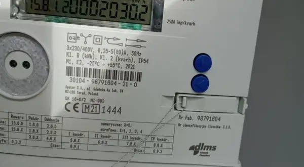Cyfrowy licznik energii elektrycznej APATOR. Na wyświetlaczu widoczne wskazanie licznika wt: 15.8.1.20002030.2 kWh.