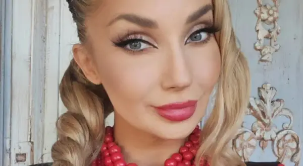 Piękna kobieta z warkoczami i czerwoną koralami. Czy to Cleo?