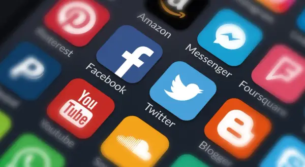 Ikony popularnych aplikacji **social media**: Facebook, Twitter, YouTube, Pinterest, Amazon, Messenger, Blogger.