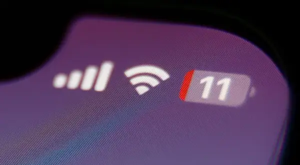 Ikona zasięgu sieci, Wi-Fi i powiadomienie "11" na ekranie telefonu. Zastanawiasz się, jak udostępnić internet?