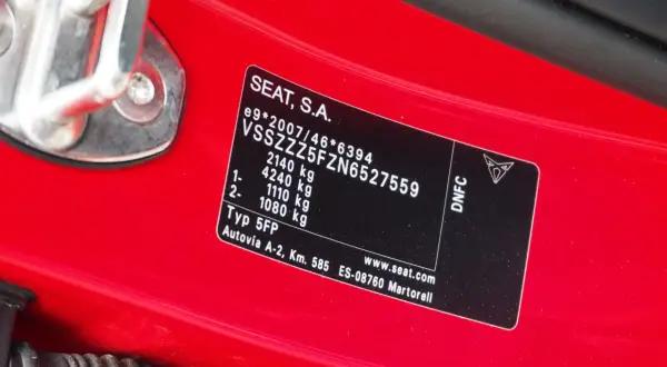 Tabliczka znamionowa Seata z numerem VIN VSSZZZ5FZN6527559.