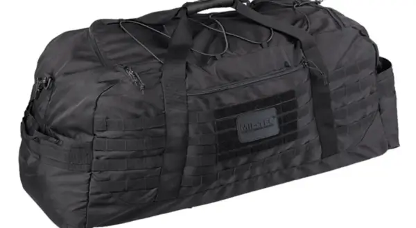 Bolsa deportiva negra Mil-Tec con sistema MOLLE y parche de velcro.