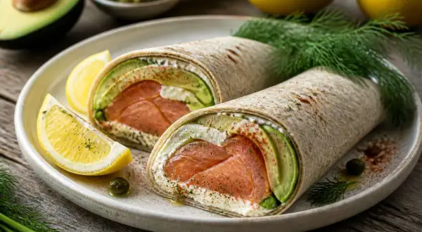 Délicieux wrap saumon avocat garni de fromage frais, citron et aneth. Un délice frais et coloré.