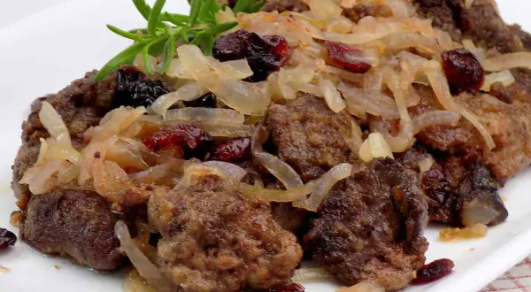 Wątróbka drobiowa z cebulką: przepis na soczysty obiad bez wpadek!