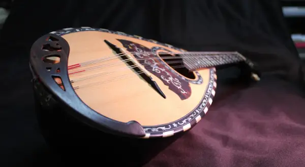 Eine wunderschöne Mandoline mit filigranen Verzierungen. Was ist eine Mandoline? Ein Saiteninstrument, das für seine zarte Melodie bekannt ist.
