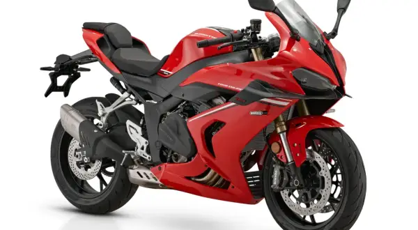 Czerwony motocykl sportowy z czarnymi akcentami, widok z boku.
